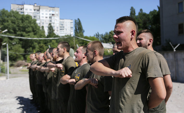 Летний лагерь «Азова»: детей обучают военным навыкам