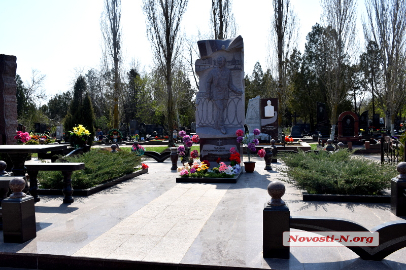 Последний приют: чиновники и депутаты. Фоторепортаж с городского кладбища