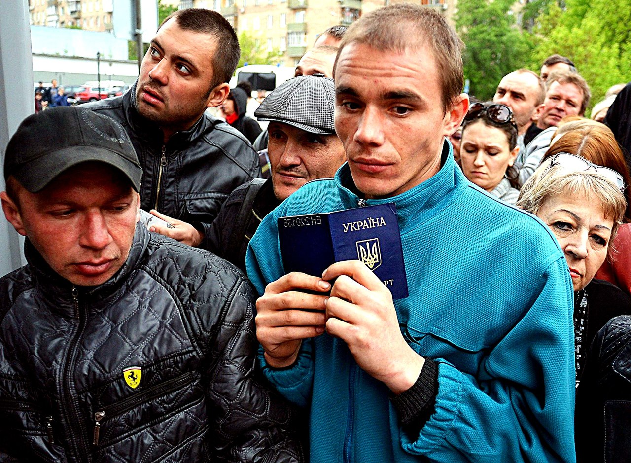 Ежемесячно из Украины на заработки уезжает около 100 тыс. человек - что дальше?