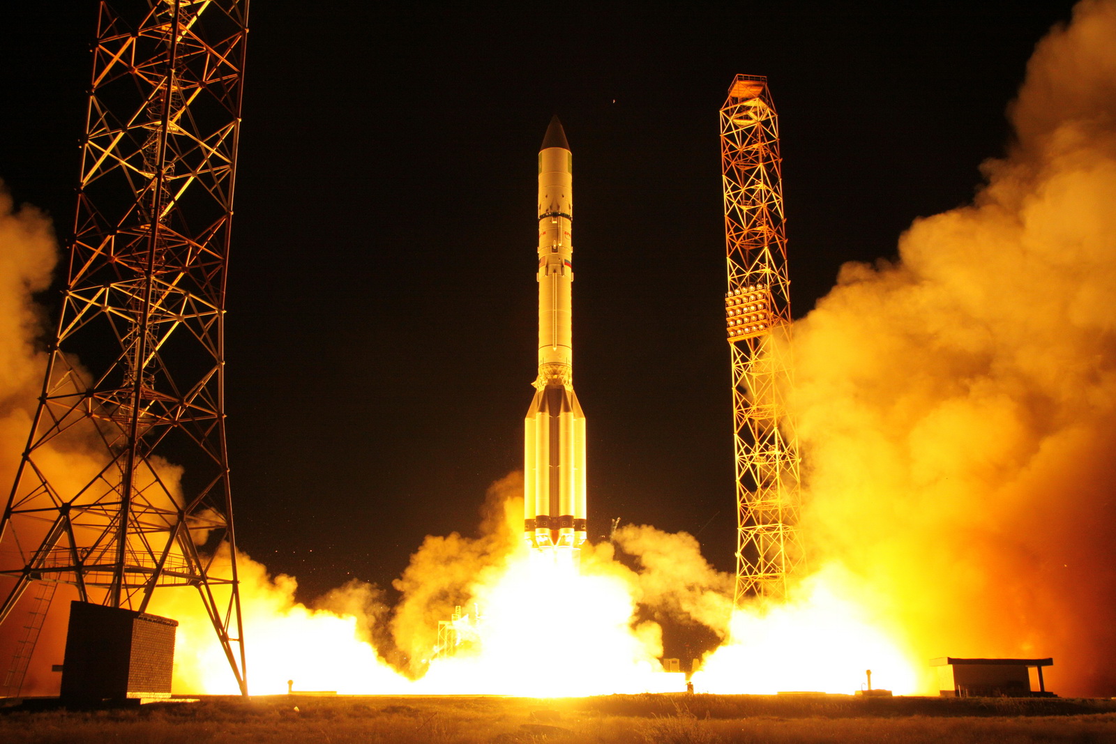 Космический старт. Старт ракеты с Байконура. Ракета-носитель Протон космос. Протон м Байконур. Российская ракета Протон.