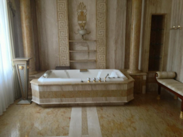 Туалеты в мраморе, золото и ковры - дворец, в который переехал Зеленский