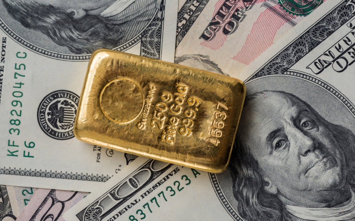 Золото дорожчає, долар дешевшає: що це означає?