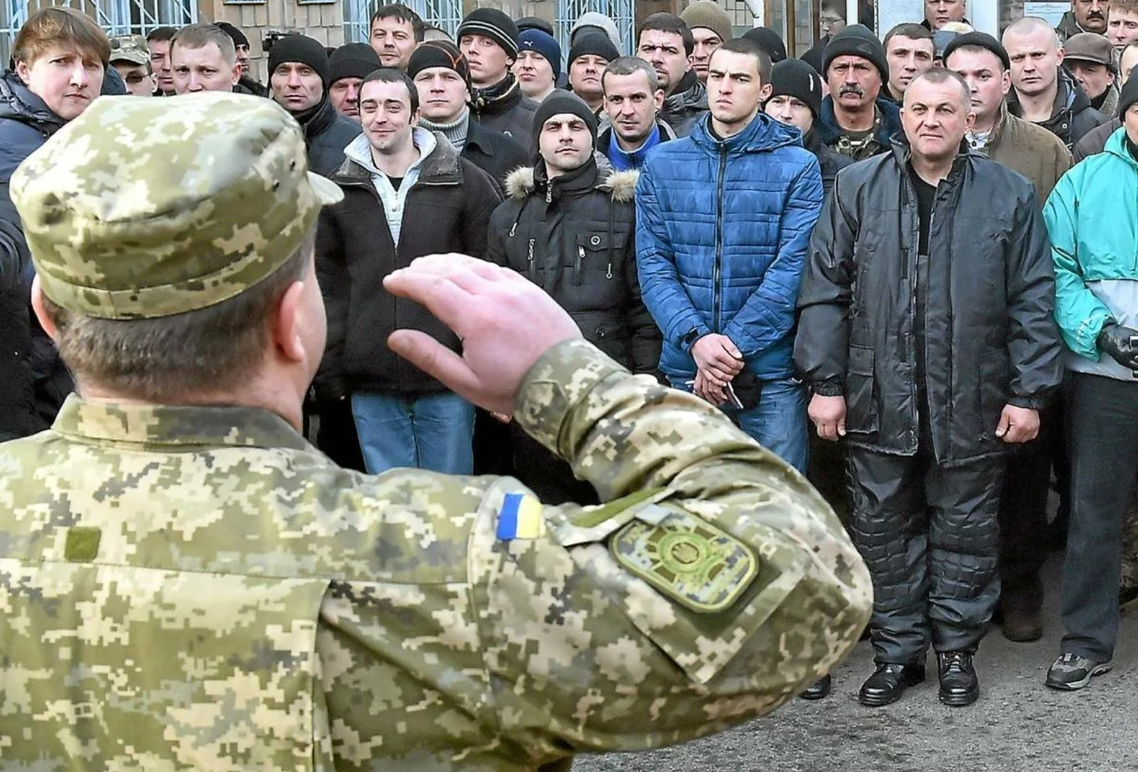Взятки и прятки: как в Украине прячутся от мобилизации
