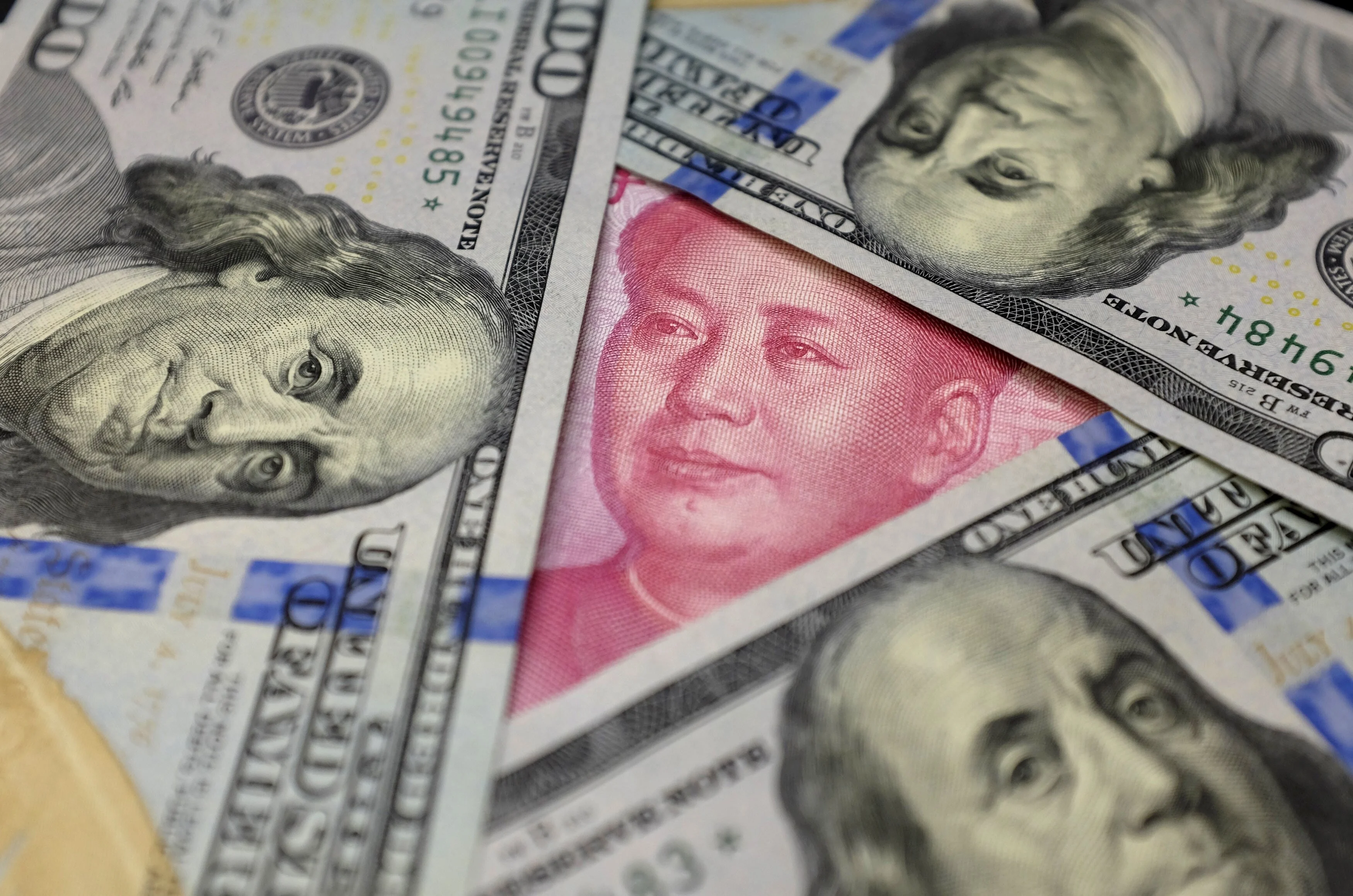 Долар слабкий, юань – валютний карлик. Що робити?