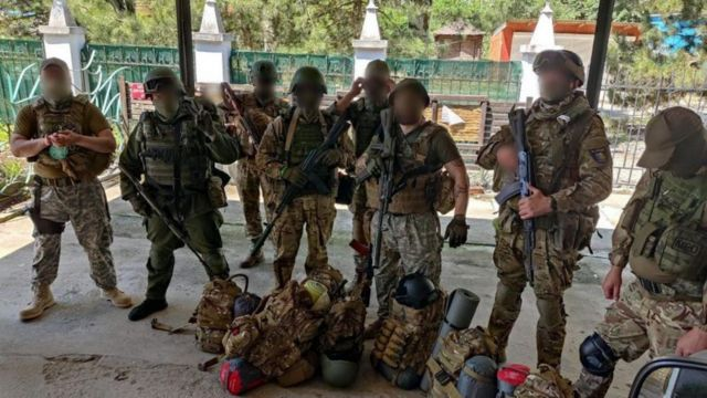 Украинские спецназовцы закапывают себя живьем в землю, чтобы смириться со смертью