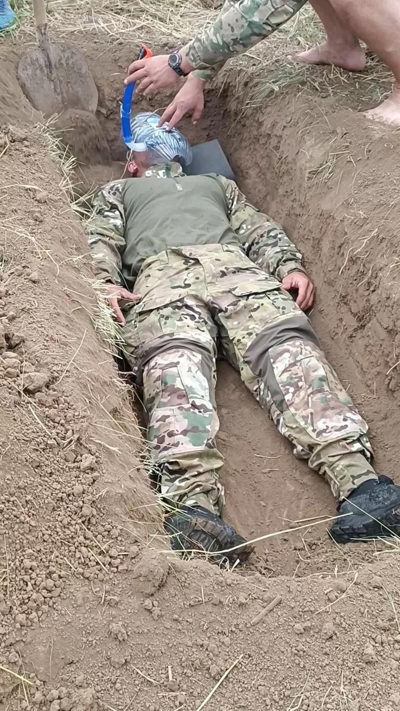 Українські спецназівці закопують себе живцем у землю, щоб «прийняти смерть»