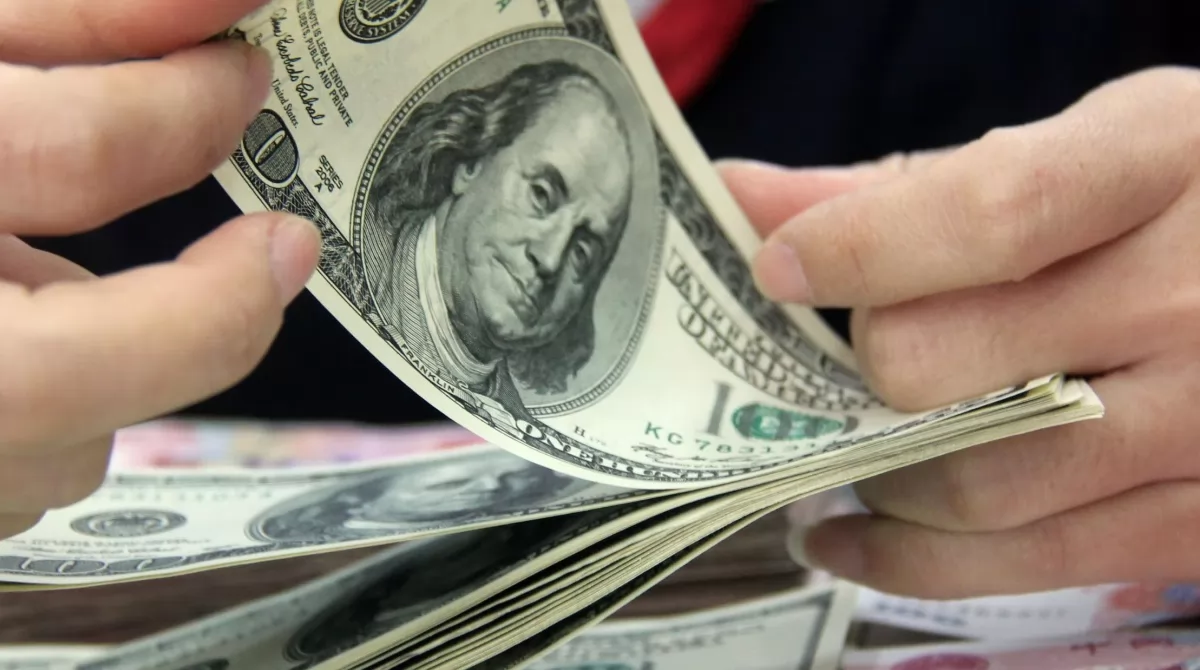 Гривна начала стремительное падение в новом году: что будет с курсом?