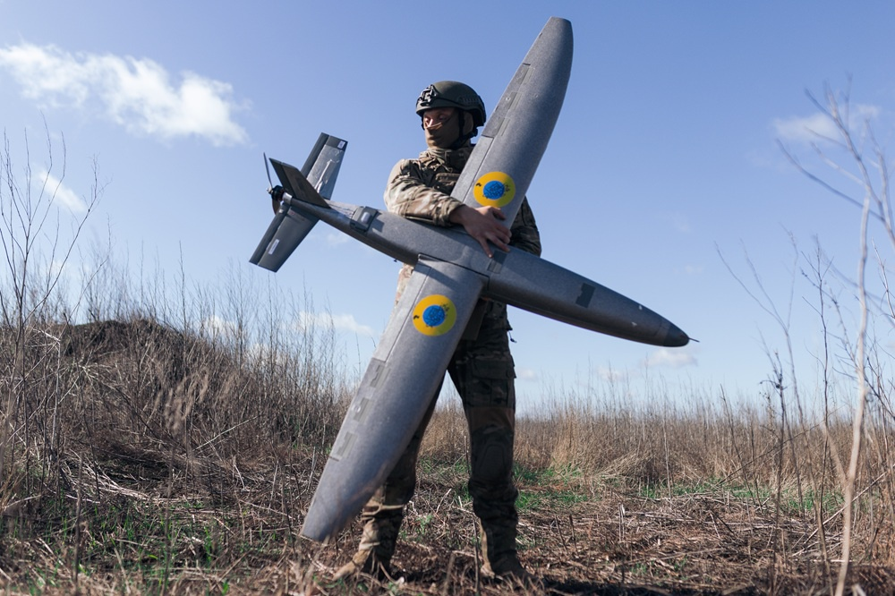 Украинский солдат с дроном