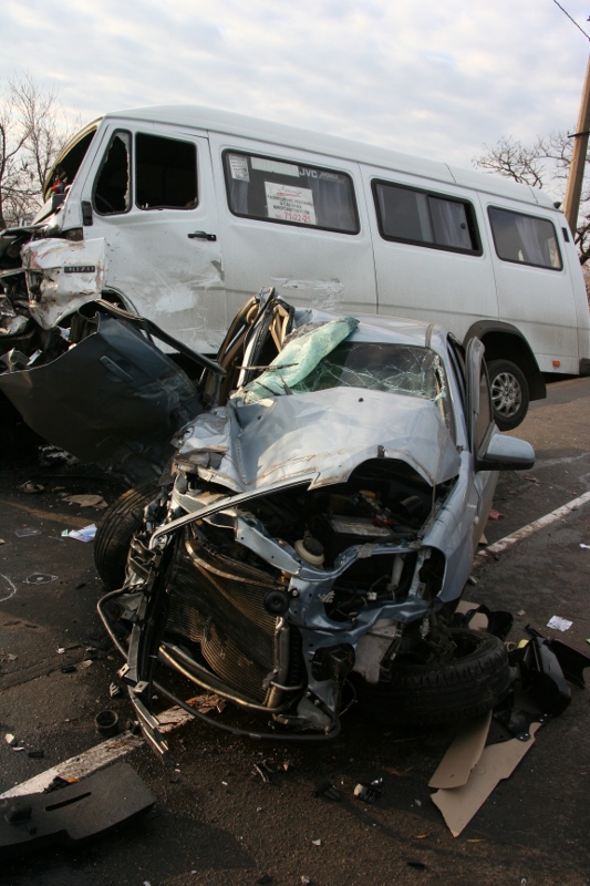 На Варваровском мосту в Николаеве столкнулись маршрутка и «Шевроле» - пострадали три человека