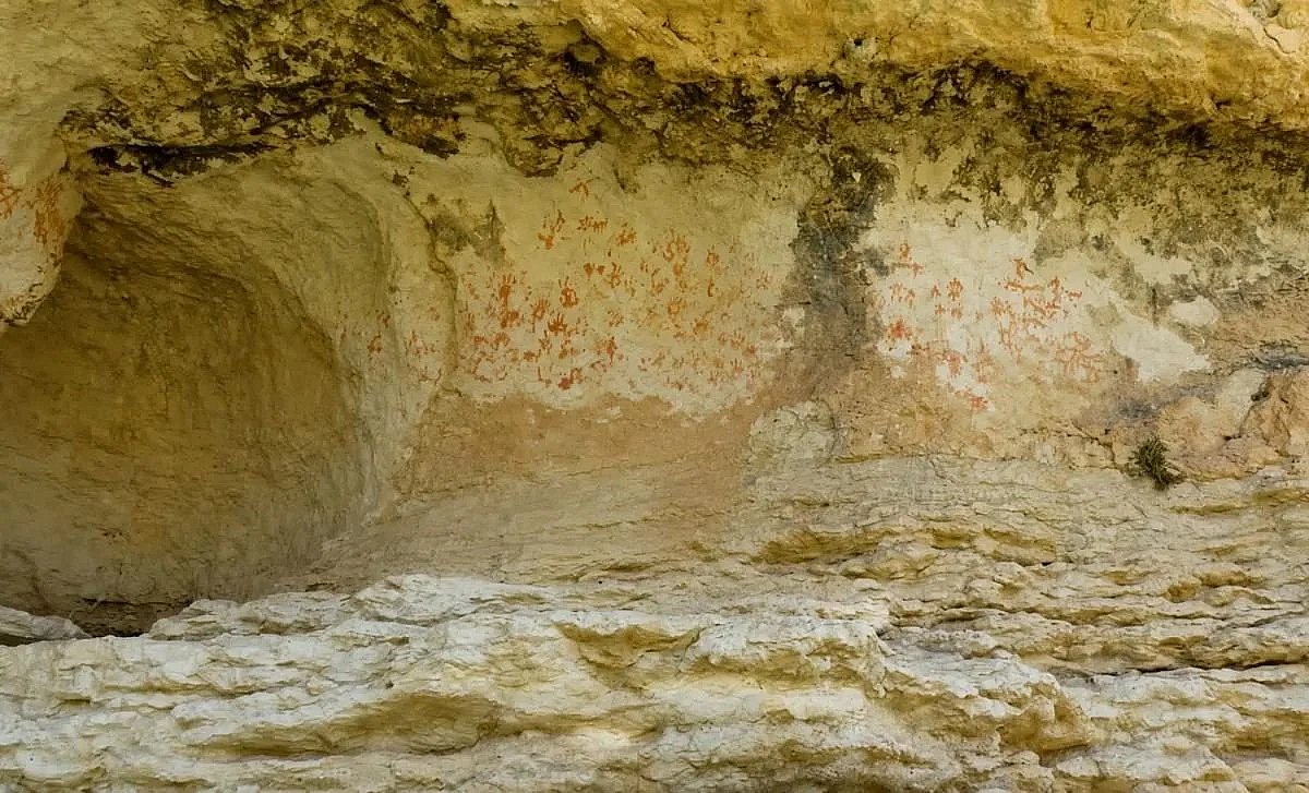 В Турции нашли пещеру с почти 100 доисторическими изображениями (фото)