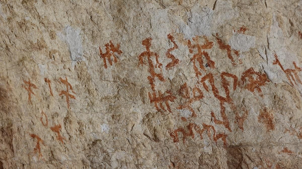 В Турции нашли пещеру с почти 100 доисторическими изображениями (фото)