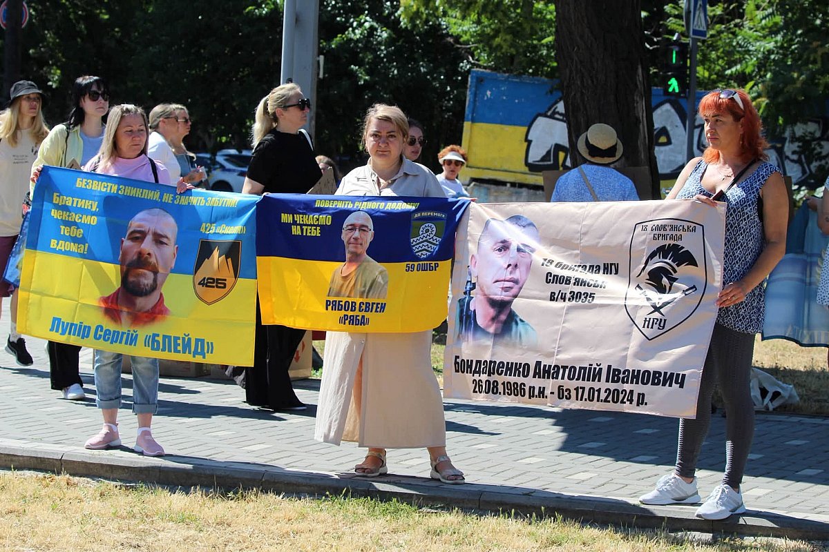 «Мы ждем каждого»: в Николаеве прошла акция в поддержку военнопленных и пропавших без вести защитников