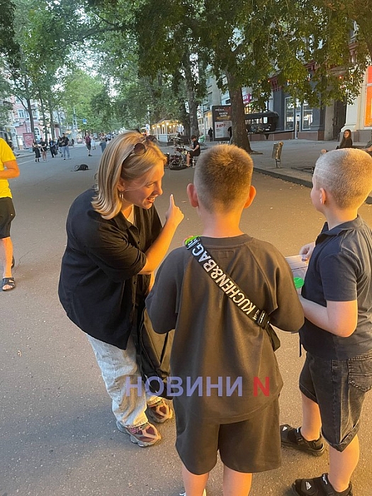 В центре Николаева рок-группа провела выступление под открытым небом: музыканты раздавали юным поклонникам игрушки
