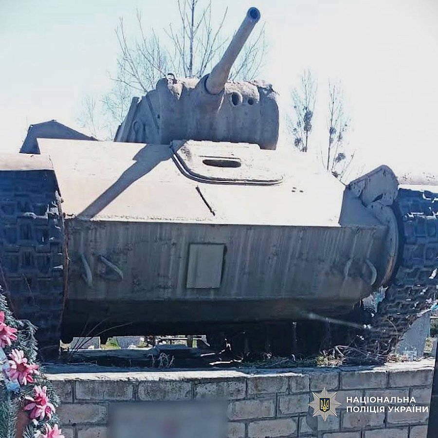 Неизвестные украли макет танка с мемориала на кладбище в Харьковской области