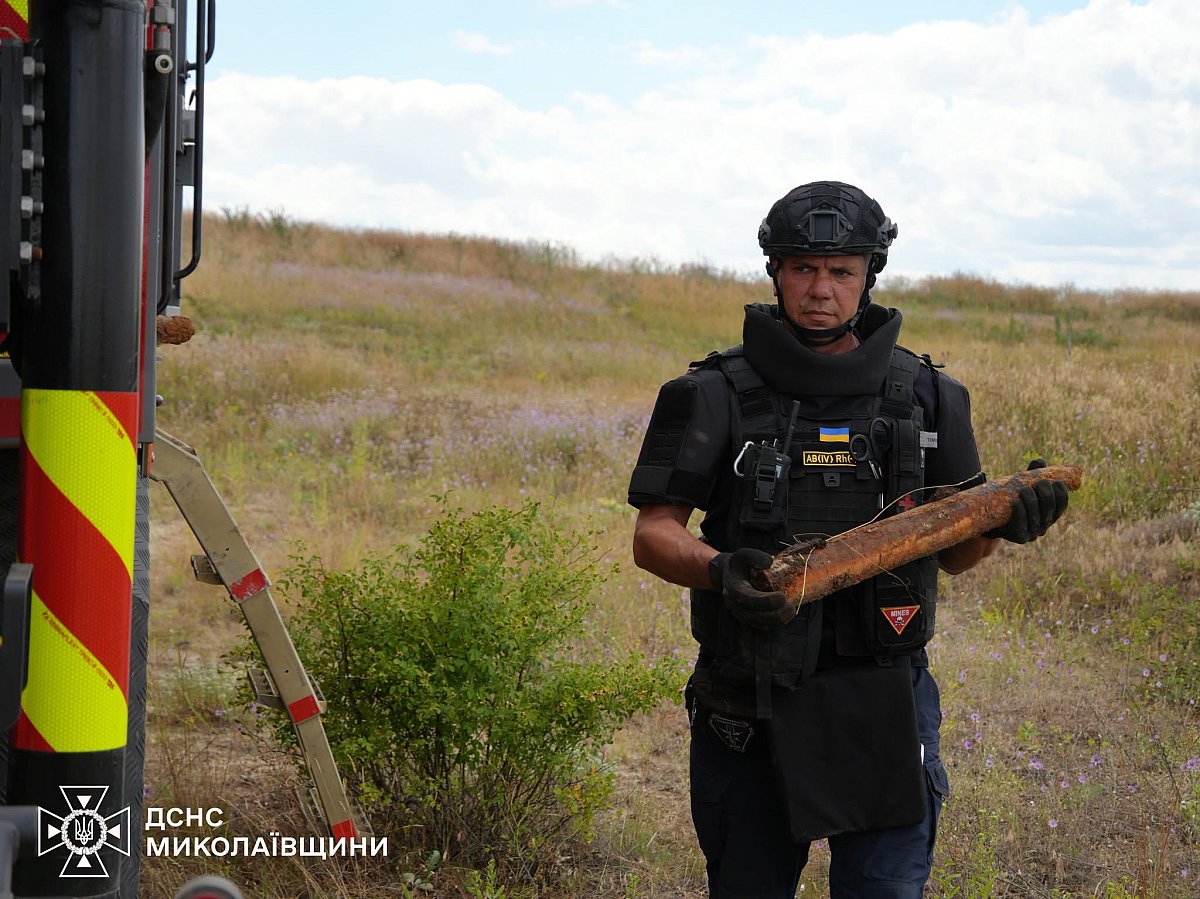 В Баштанском районе нашли 22 артиллерийских снаряда во время земляных работ (фото)