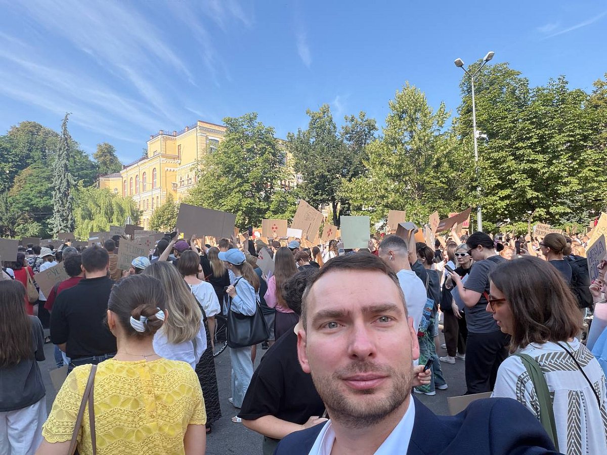 В Николаеве и по всей Украине проходят митинги в поддержку уволенного министра обороны Федорова