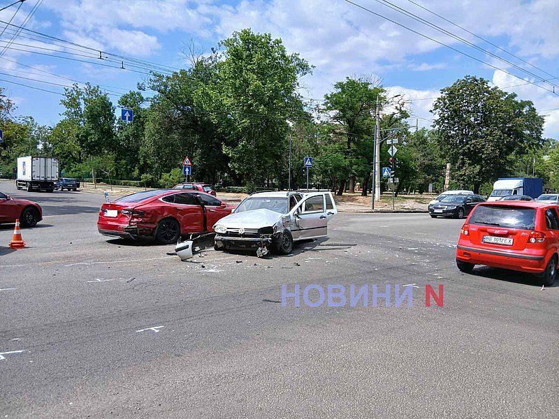 Чотири автомобілі зіткнулися у Миколаєві: через ДТП рух у центрі практично зупинився