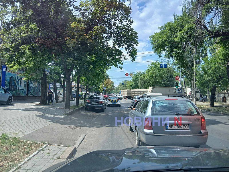 Чотири автомобілі зіткнулися у Миколаєві: через ДТП рух у центрі практично зупинився
