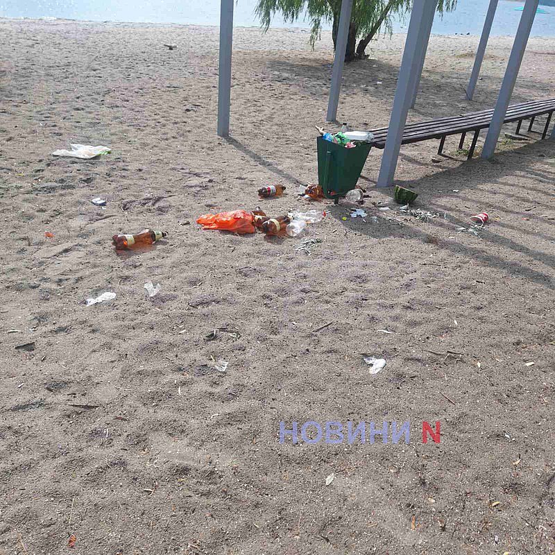 Жители Николаева жалуются на мусор на пляже на Намыве (фото)