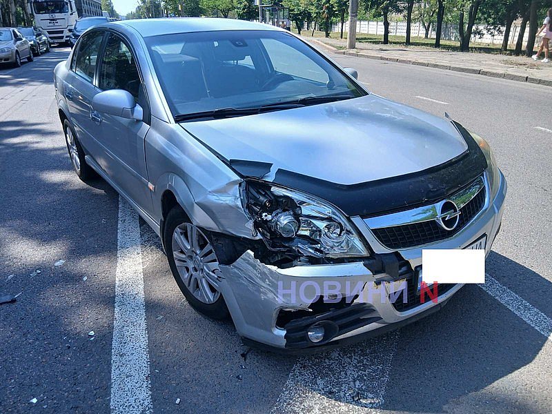 Opel «догнал» Nissan на проспекте в Николаеве