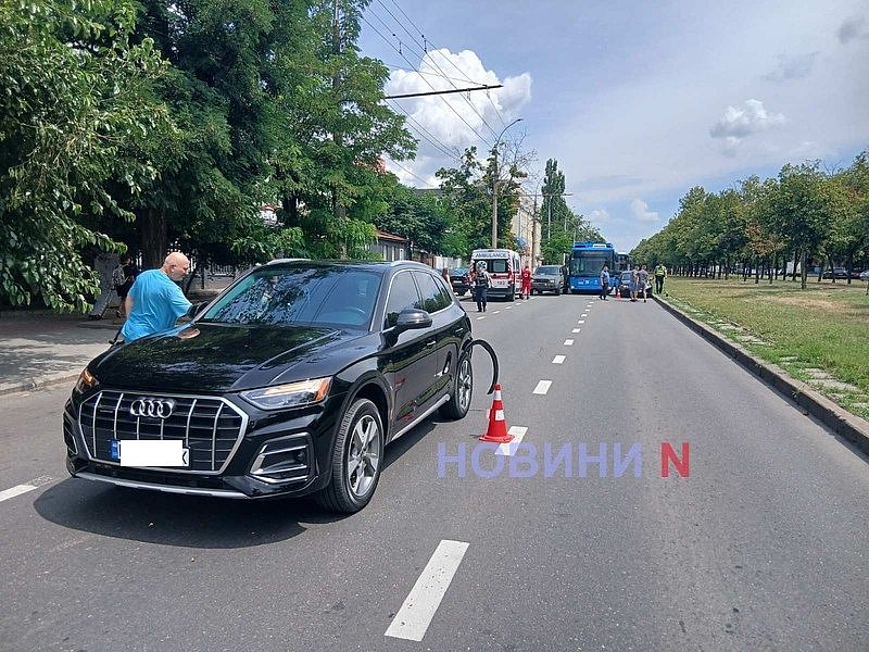 В центре Николаева столкнулись три автомобиля: пострадала пассажирка, огромный затор на проспекте