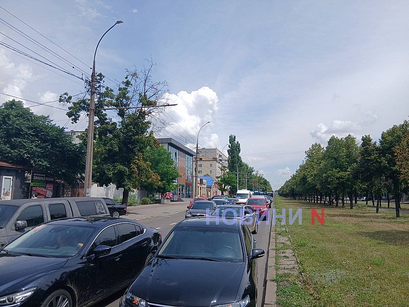 В центре Николаева столкнулись три автомобиля: пострадала пассажирка, огромный затор на проспекте