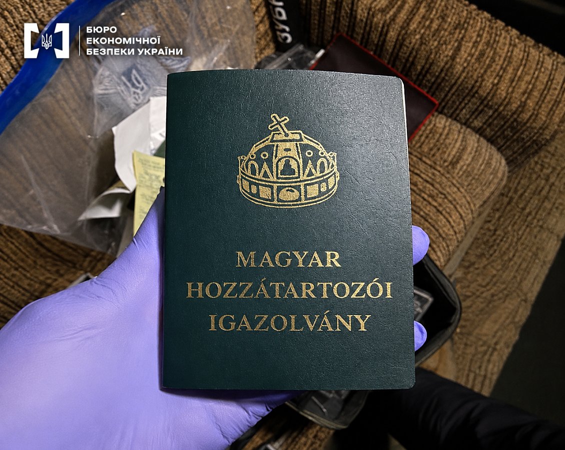 На Закарпатье разоблачили подпольный цех по изготовлению фальшивых паспортов Украины и стран ЕС
