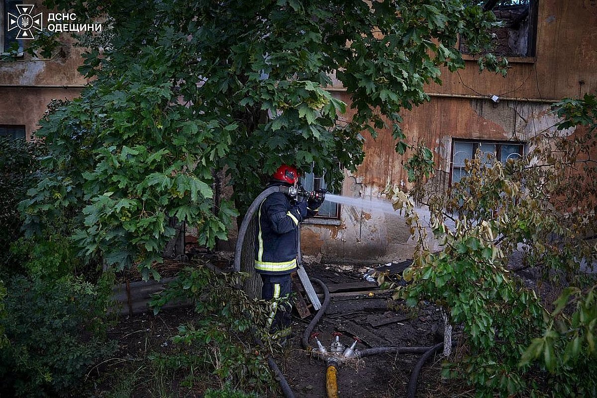 Ночная атака на Одессу: повреждены инфраструктура, автомобили и жилые дома