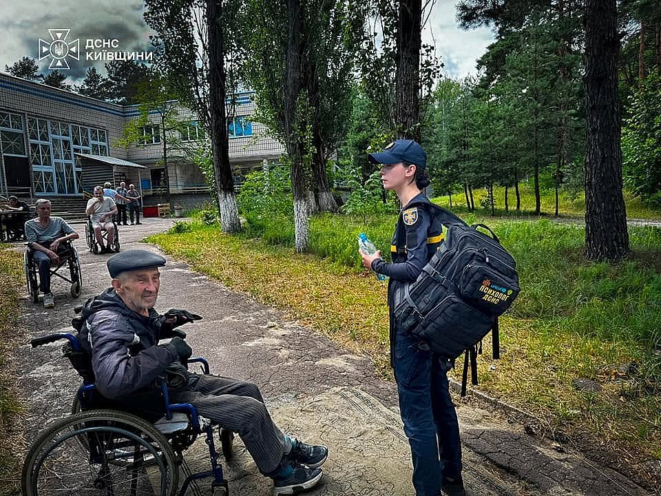 На Киевщине загорелся центр для бездомных: эвакуировали около 40 человек