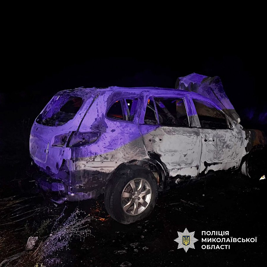У Миколаєві &laquo;Хюндай&raquo; спалахнув після зіткнення з &laquo;Теслою&raquo;: постраждали двоє людей