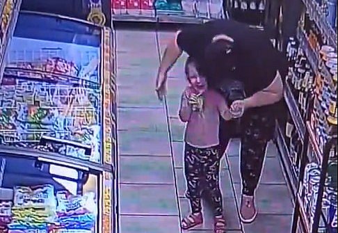 Тащила за волосы и била по лицу: появилось видео избиения 3-летней девочки в супермаркете Вознесенска