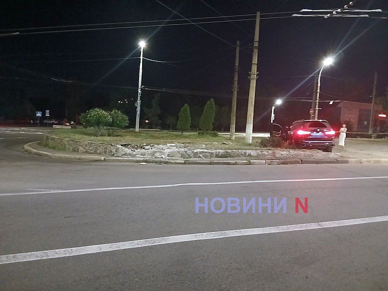 В центре Николаева BMW «слетел» с дороги