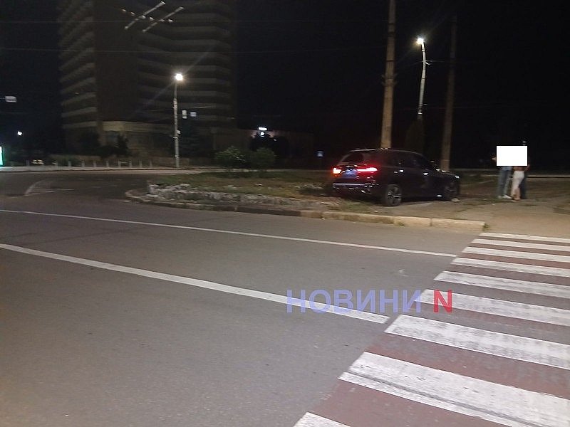 В центре Николаева BMW «слетел» с дороги