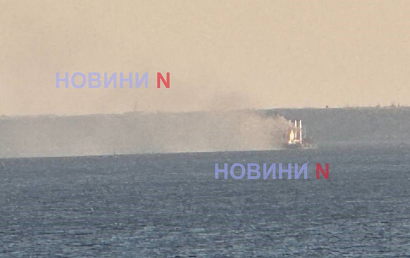 На лимане под Николаевом горит сухогруз после атаки реактивного дрона