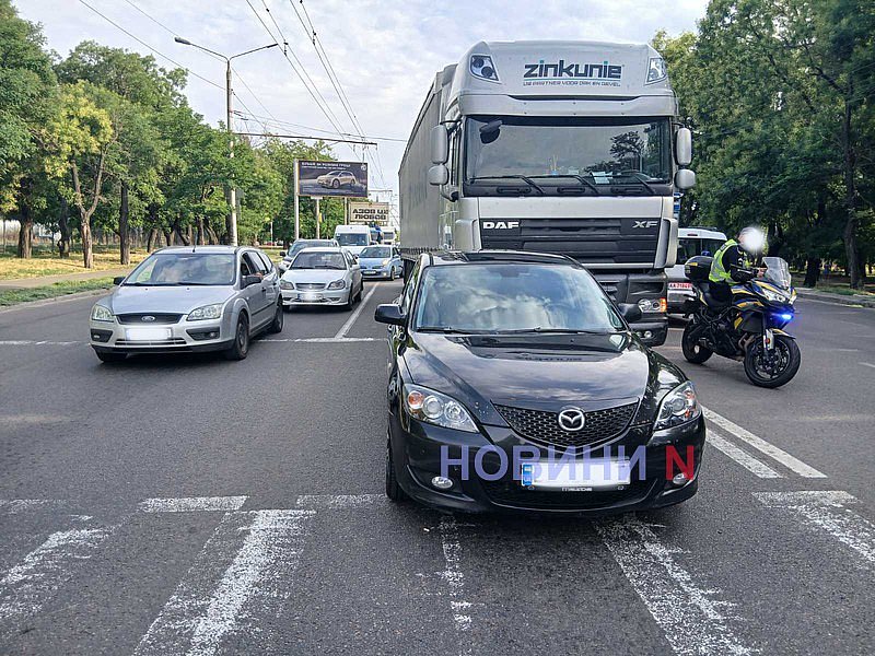 Фура і Mazda зіткнулися на проспекті в Миколаєві: утворилася величезна пробка