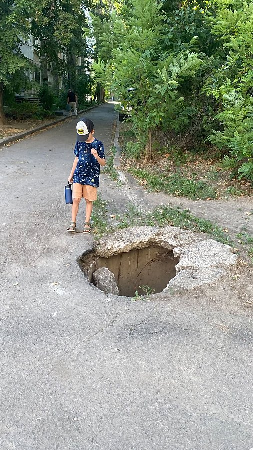 Во дворе дома в Николаеве образовалась огромная яма