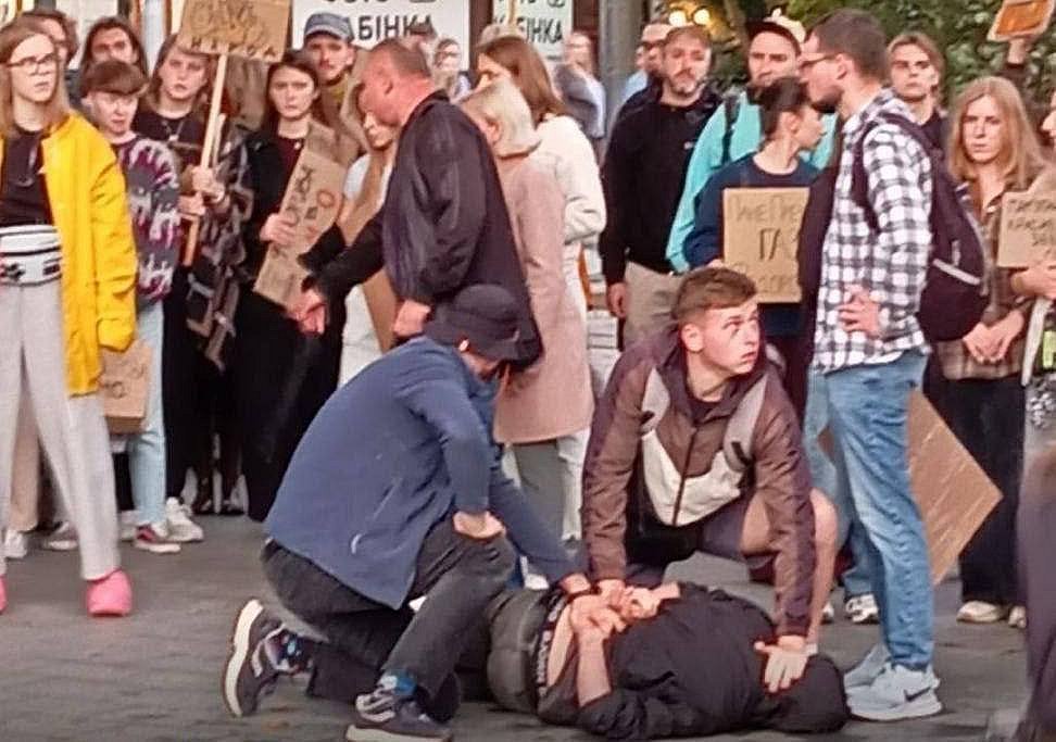 Во Львове на митинге задержали мужчину с ножом