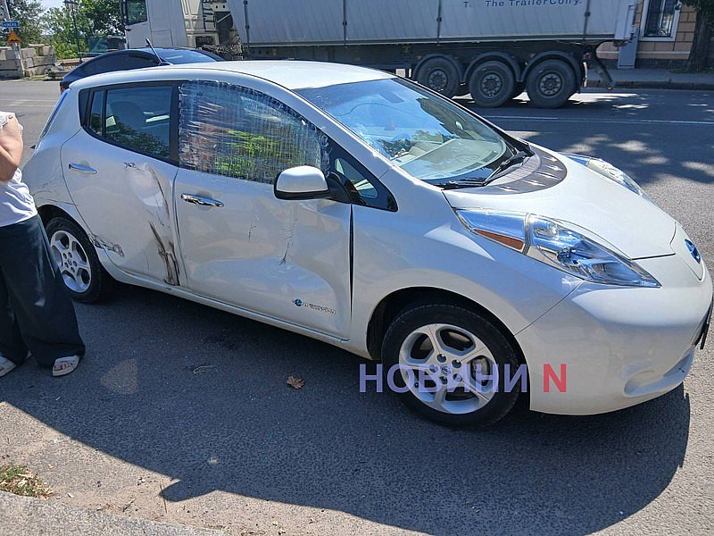 Nissan и КамАЗ столкнулись в Николаеве: на мосту образовалась пробка