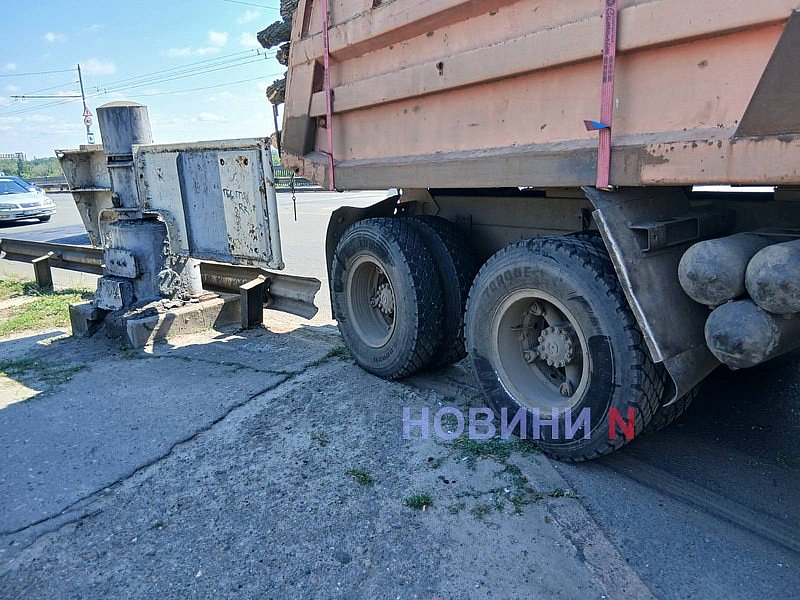 Nissan и КамАЗ столкнулись в Николаеве: на мосту образовалась пробка