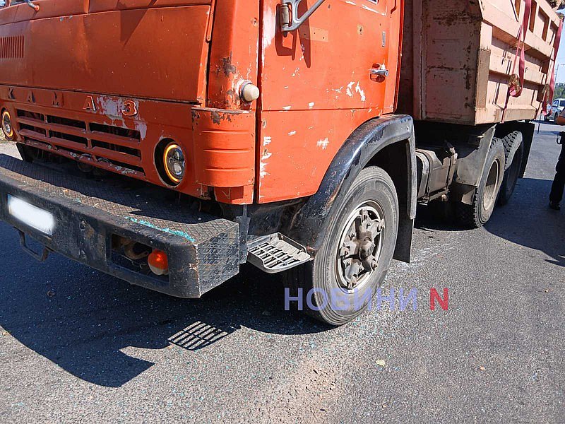 Nissan и КамАЗ столкнулись в Николаеве: на мосту образовалась пробка