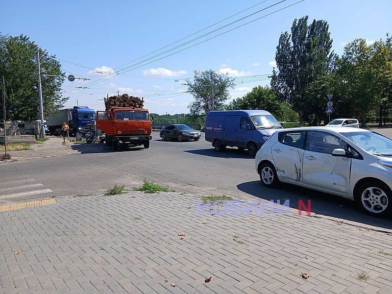 Nissan и КамАЗ столкнулись в Николаеве: на мосту образовалась пробка