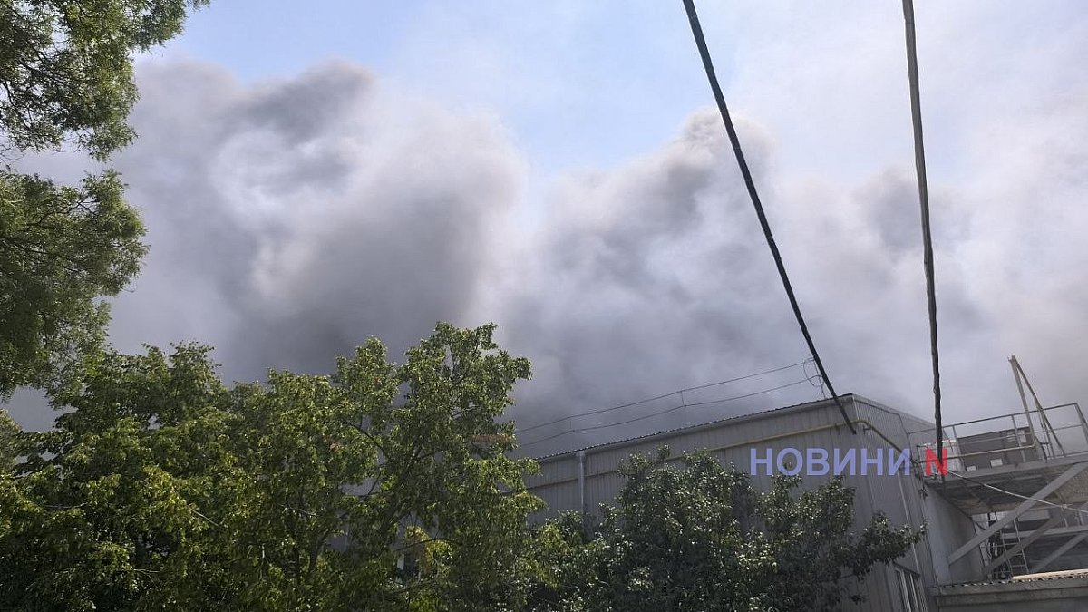 Появились фото и видео пожара после атаки реактивного дрона на Николаев
