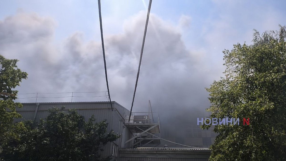Появились фото и видео пожара после атаки реактивного дрона на Николаев