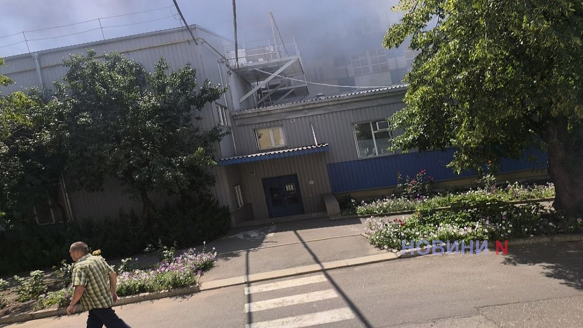 Появились фото и видео пожара после атаки реактивного дрона на Николаев