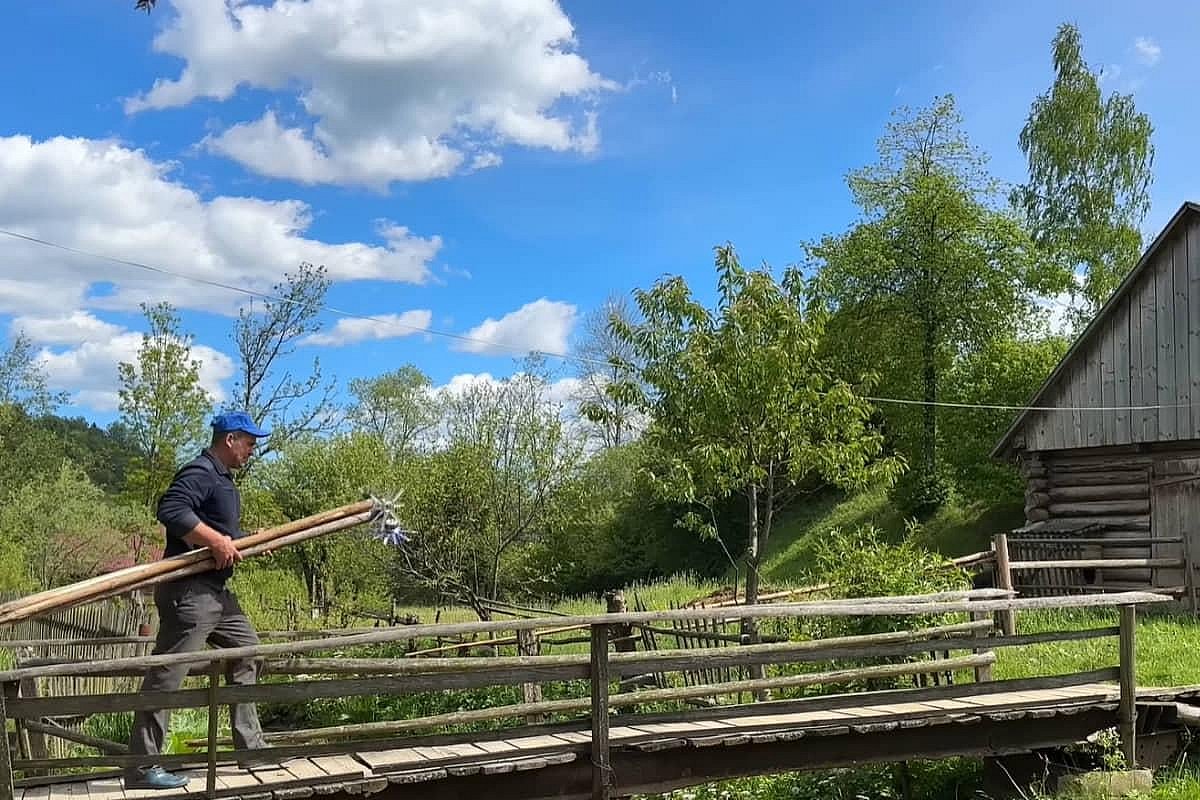 Ні сусідів, ні цивілізації: з'явилося відео, як українець улаштував собі життя у Карпатах