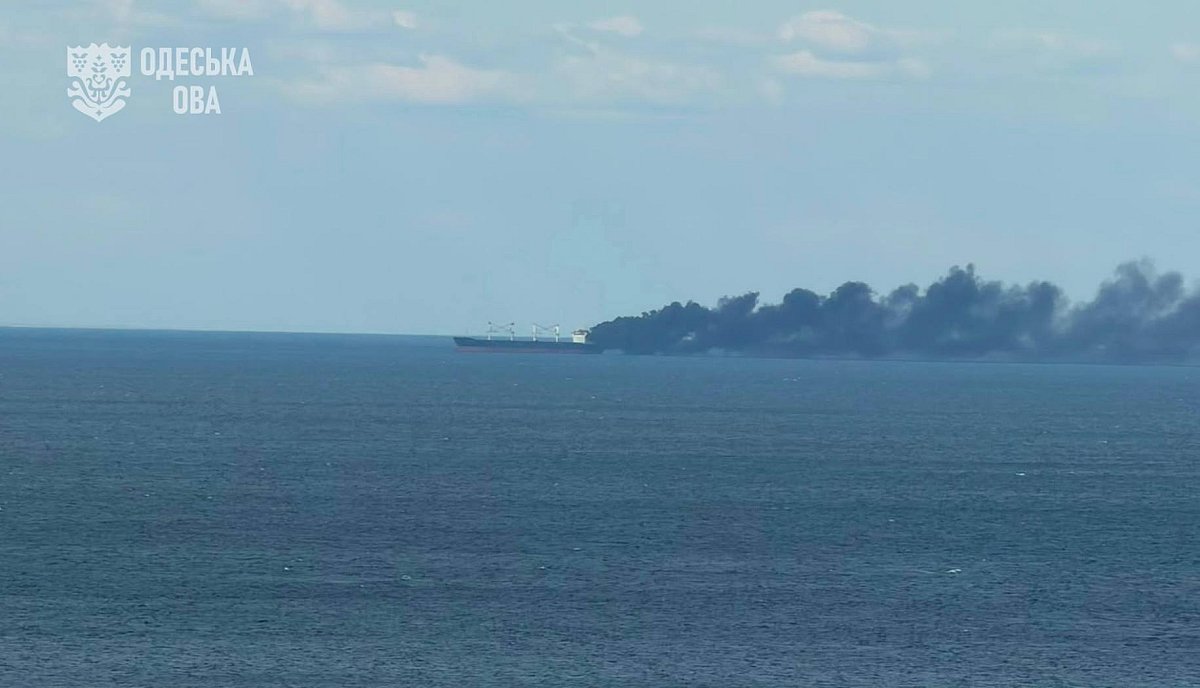 Россия вновь атаковала гражданское судно в Черном море: корабль под флагом Либерии получил повреждения