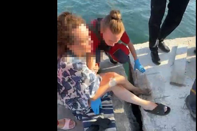 В Одессе спасатели освободили женщину, застрявшую ногой между плитами пирса (видео)