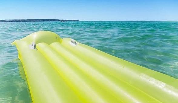 У Кароліно-Бугазі дитину на матраці віднесло в море