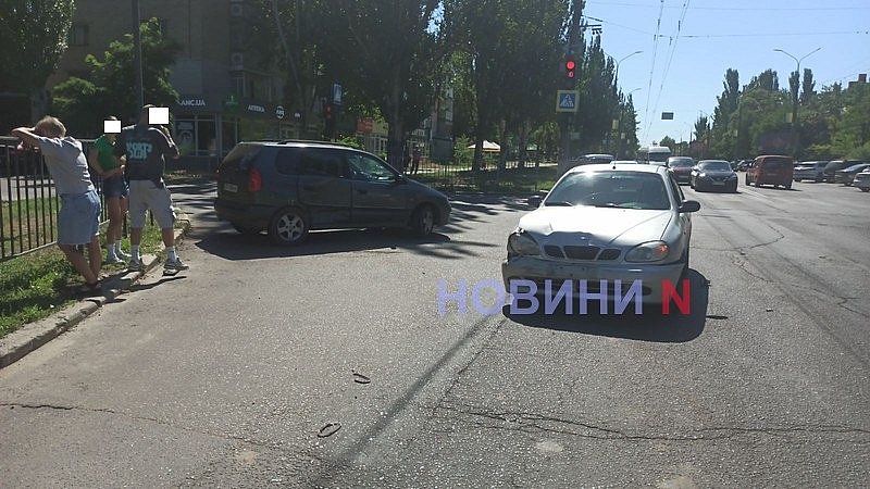В Николаеве Mitsubishi врезался в Daewoо и перекрыл дорогу