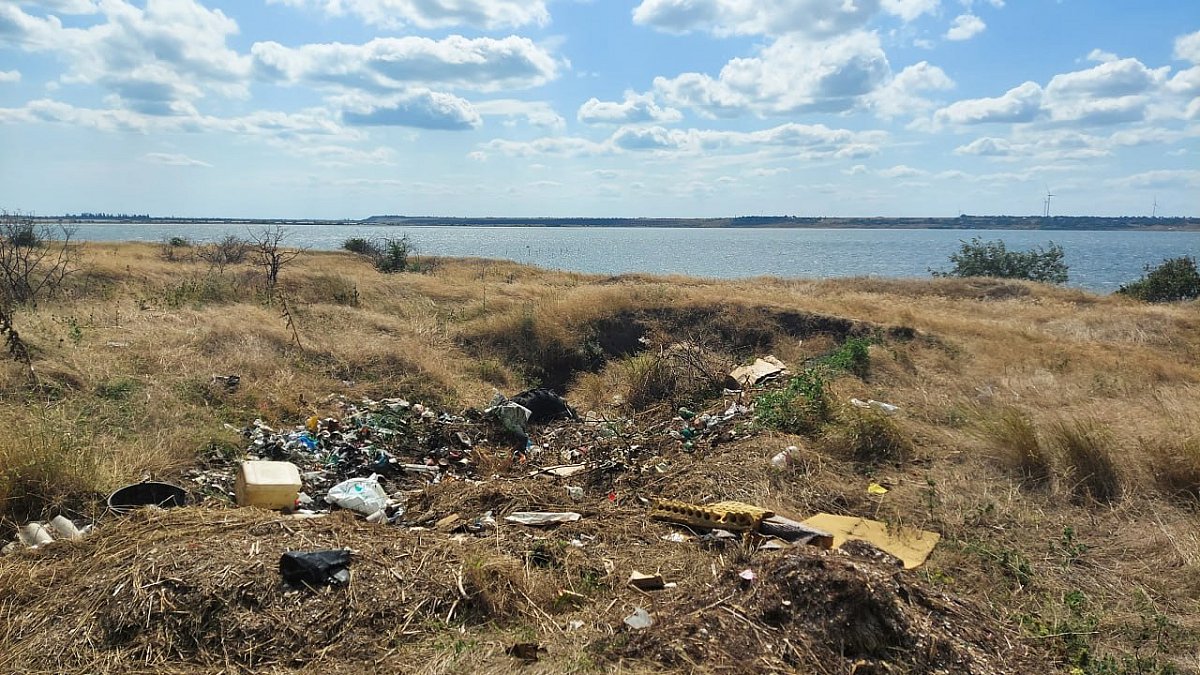 На побережье у Коблево обнаружили стихийную свалку (фото)